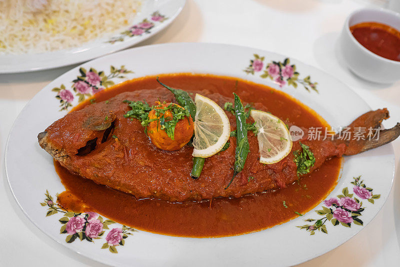 Maragat Zubaidi鱼肉配番茄酱盘，Seer鱼咖喱，传统鱼咖喱，特色菜。